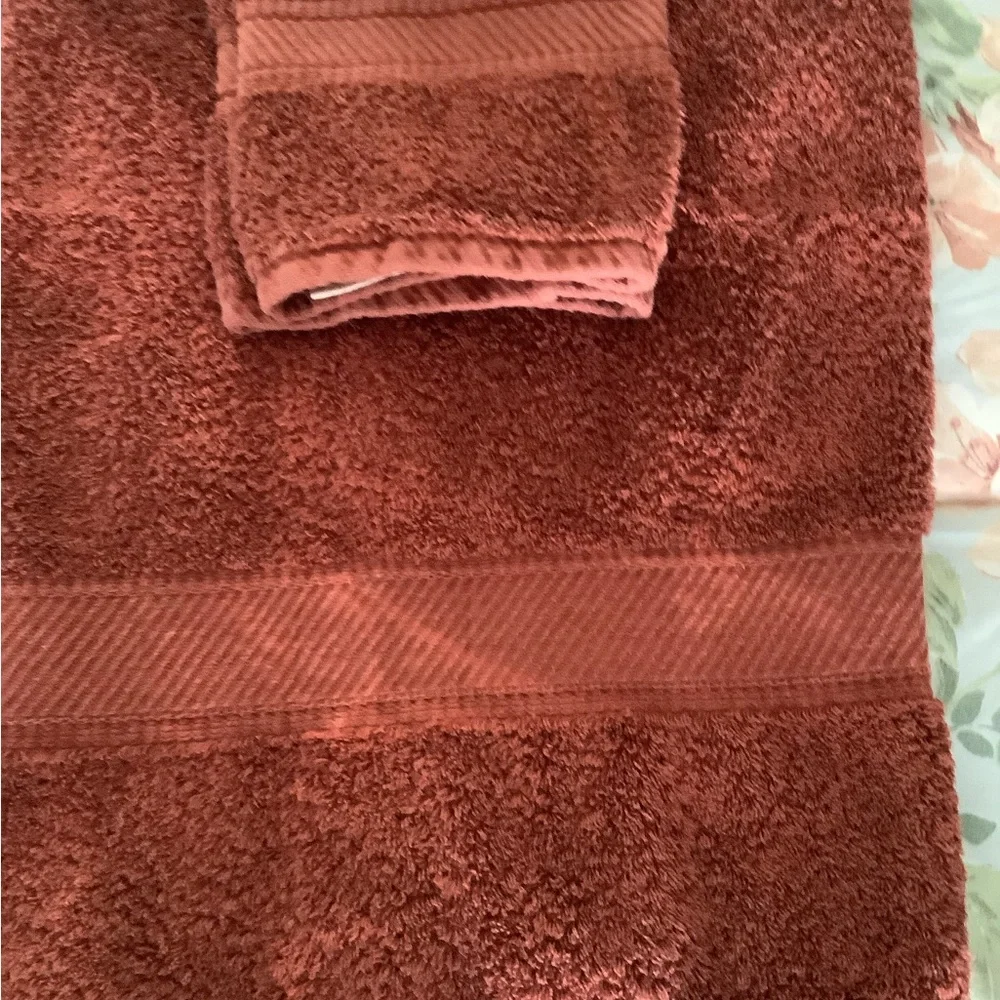Towel set by Spring made 3 piece Rust Egyptian cotton. In excellent con…